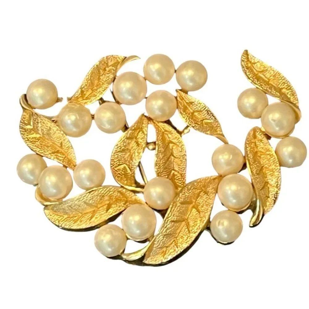 Vintage CROWN TRIFARI Faux Pearl Leaf Brooch Brushed Gold Tone Classic Pin